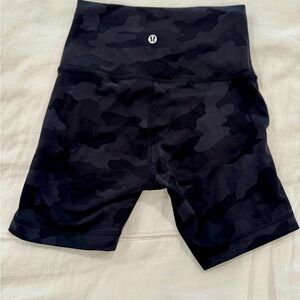 Lululemon Align biker shorts in Camo Size 4.